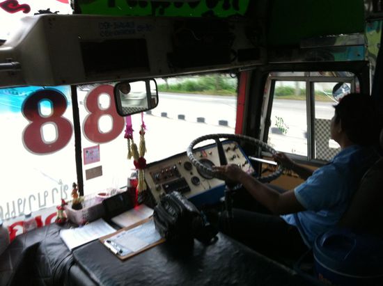 Für wenige Baht fahren wir die 1stündige Strecke im Linienbus bis Nakhon Pathom. Zusteigen kann man an beliebiger Stelle, indem man dem Fahrer Handzeichen macht.