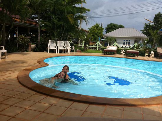 Die Kinder ziehts zum Pool: Klar bei konstanten 32 Grad. Selbst im Regen kann man baden.