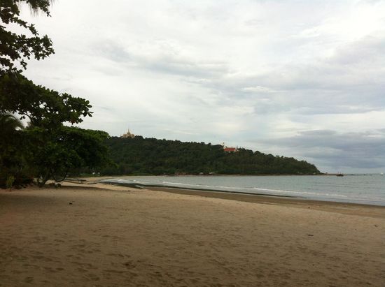 Mich lockt der absolut menschenleere, saubere Strand. Das Wasser seicht und badewannenwarm. Ganz mein Geschmack.