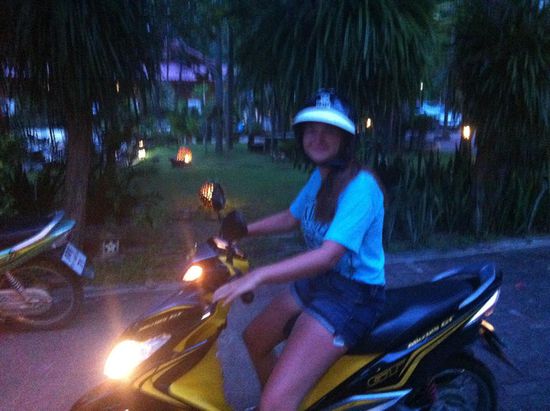 Antina hat in Ban Krut genau das richtige Alter zum Roller fahren. Wir haben einheimische 12jährige gesehen, die ihre Mutter samt Baby hinten drauf hatten.