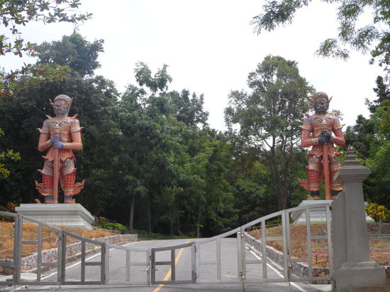 Die riesigen Wächter, Yak genannt, bewachen die Tempelanlage.