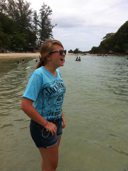 Wunderschöne Badebucht und wir haben leider keine Badesachen dabei. Die Thais planschen immer in Hose und T-Shirt im Wasser, ich glaube, die wenigsten können hier schwimmen.