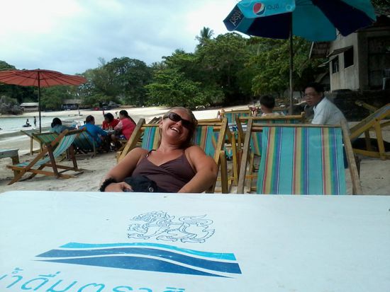 Leider sprach in diesem netten Strandrestaurant keiner Englisch. So bekamen wir zwar ein tolles Essen für 450 Baht für 4 Personen, aber keinen Reis.