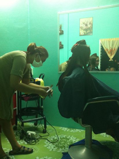 Abends um 22 Uhr läßt sich Antina ihre Haare schneiden - mit Mundschutz. Für Haare färben fühlt sie sich nicht mutig genug und so liegt die Rechnung bei nur 180 Baht.