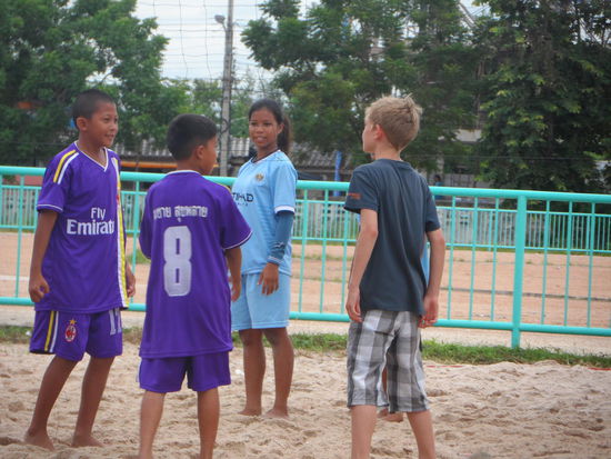 Im Alltag sind tagsüber keine Kinder zu sehen: Die Ganztagsschule und auch der Kindergarten enden erst gegen 16/17 Uhr. Dann aber strömen sie in ihren Schuluniformen  (hier im einheitlichen Sportdress) zurück nach Hause.