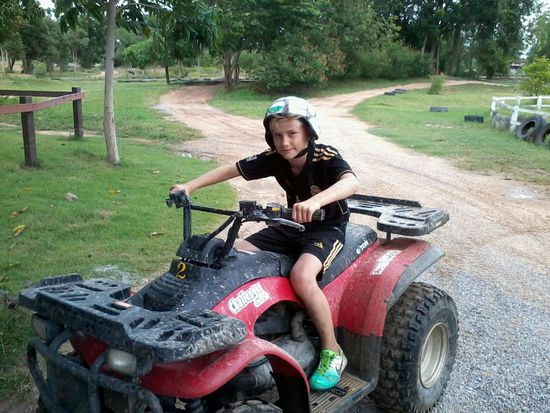 Eine Altersbeschränkung für die Quads gibt es nicht. Wenn die Arme lang genug zum Gasgeben  sind, kann man auch fahren.