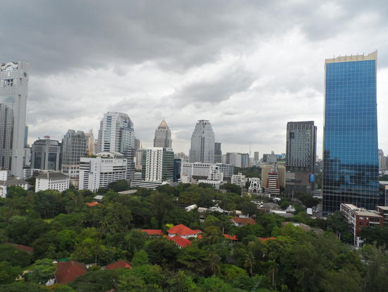 Vom 19. Stock schauen wir auf Bangkok herab.