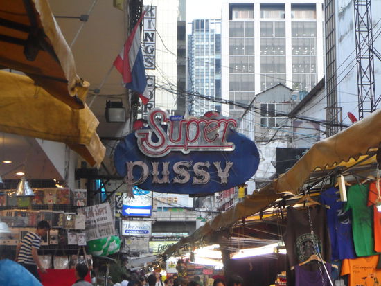 Der Patpong Nightmarket mit seinen Starbuck-T-Shirts und den Rotlichtbars.