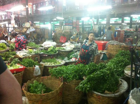 Der Gemüsegroßmarkt hüllt einen ein mit seiner Vielfalt an Düften.