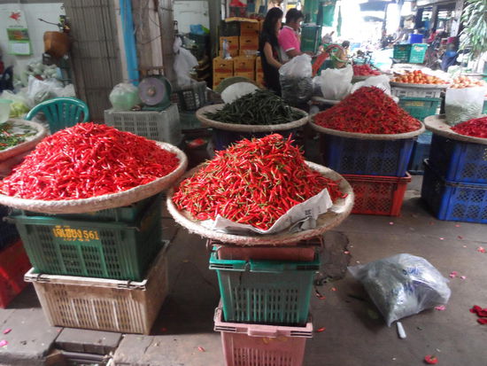 Der größte Chilihändler auf dem Gemüsemarkt könnte wahrscheinlich ganz Deutschland mit den scharfen Schoten beliefern.