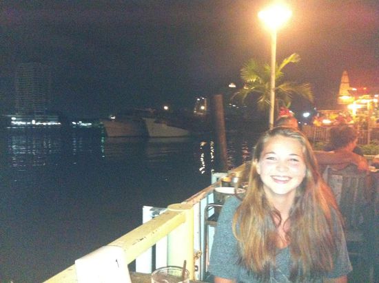 Das Ban Klaan Nam ist sehr zu empfehlen. Direkt am Chao Phraya gelegen, kann man den unbeleuchteten (!) Schleppern zu schauen, die Nachts über den Fluss fahren. Nebenbei wird authentische Thaiküche serviert und wir waren am Abend die einzigen Falangs.