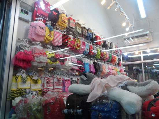 Auf dem Chatuchak gibt es einige seltsame Stände. Hier z.B. ein großer Laden mit Kaninchenkleidung. Jaha, da kann das Kaninchen im gleichen Schuldress hoppeln, wie der eigenen Sprössling.