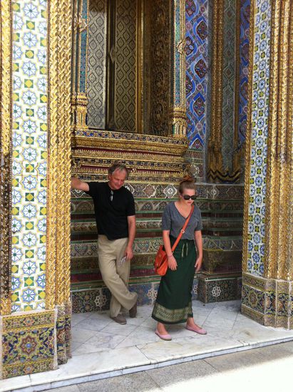 Meine beiden müden Helden in ausgeliehener Kleidung auf der Suche nach Schatten im Königspalast.
Den Smaragdbuddha, der allerdings aus Jade ist, darf man nicht fotografieren.