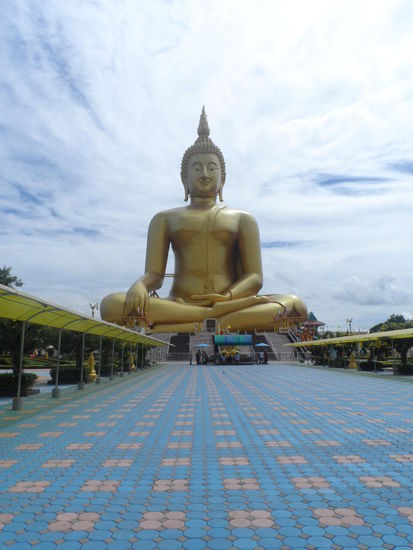 93 m hoch und nur durch Spendengelder finanziert - Sitzender Buddha im Wat Muang.