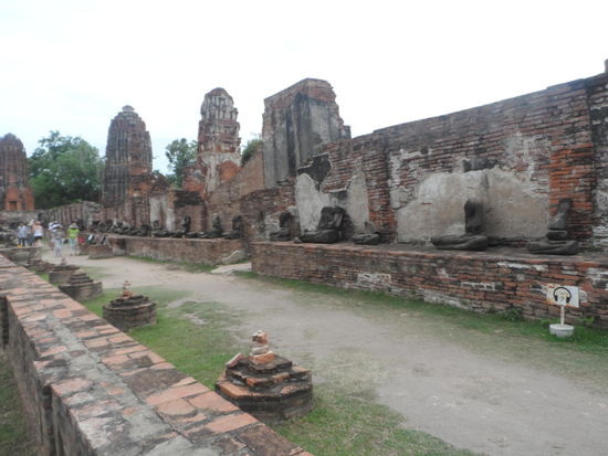 Statue mit abgeschlagenen Köpfen und mehr oder weniger erhaltene Chedis in jeder Größe.