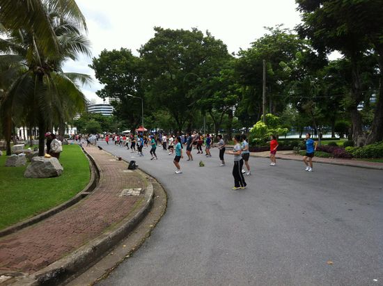 Abendgymnastik im Park. Und auch wenn es nicht so aussieht - es ist heiß.