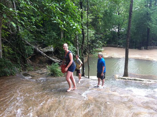 Erfrischender Spaziergang im Wasssserfall Sai yok noi.