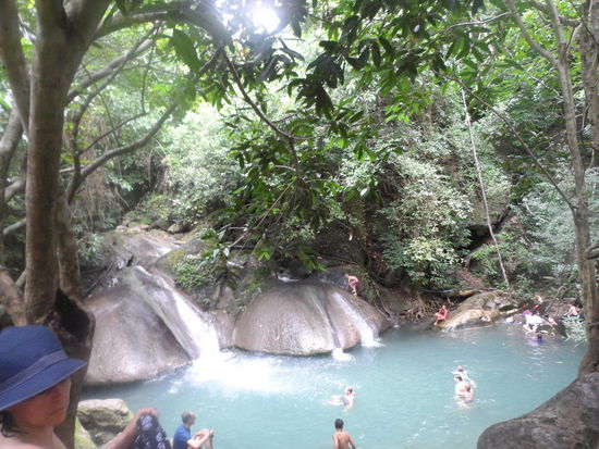Leider sind die unteren Becken voller Besucher. Aber das türkisfarbene, warme Wasser ist trotzdem der Hit.