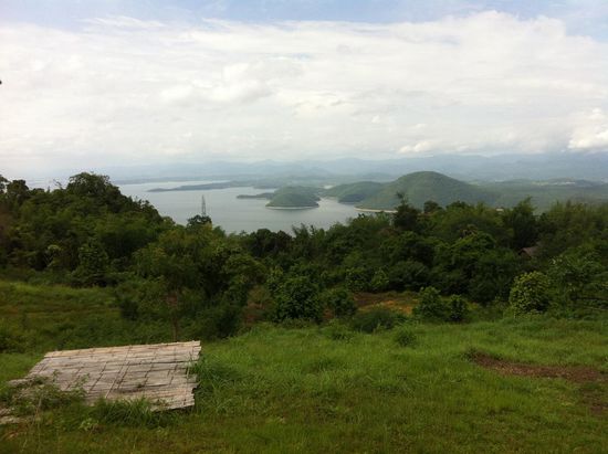 Der Stausee Srinagarind von oben, direkter Blick von der Garküche aus.