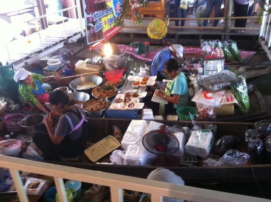 Auf den Booten wird in einer Vielfalt gekocht, die ihres Gleichen sucht.