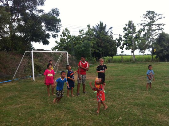Kleiner Zwischenstopp zum Kicken mit der Dorfjugend. Die einheimischen Jungs ohne Schuhe auf dem stacheligen Gras und mit vollem Eifer dabei.