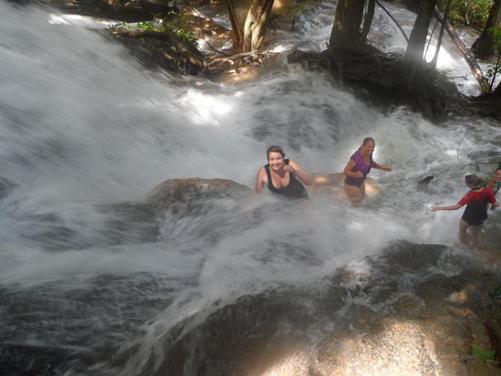 Die Expedition im tosenden Wasserfall.