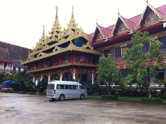 Der alte Tempel der Mon ist komplett aus Holz erbaut.