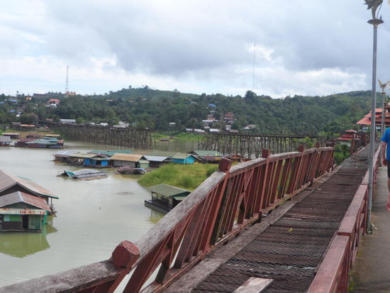 Im Hintergrund die eingestürzte Holzbrücke, die die Monsiedlung mit ihrem Tempel verbindet. Links die Hausboote der Mon und rechts die nicht minder angeschlagene Fußgängerbrücke, die zur Holzbrücke führt.
Die Antennenanlagen ganz im Hintergrund sorgen für einen tadellosen Handyempfang.