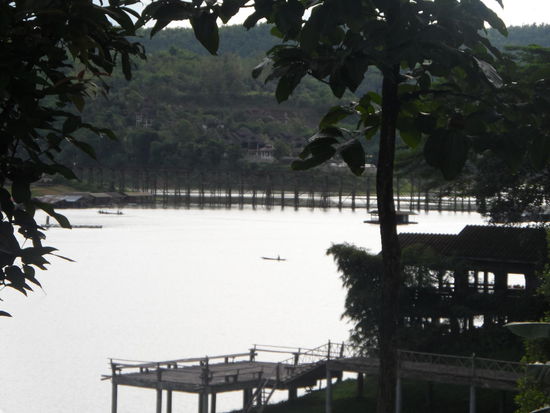 Blick von P.Guesthouse über den Stausee von Sangklanburi. Im Hintergrund ist die Holzbrücke zu sehen.