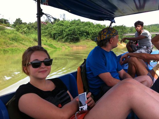 Das Longtail fährt uns einmal über den See. Gut das wir ein Sonnenverdeck haben, denn sonst wäre es uns zu heiß geworden.