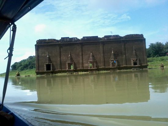 Teile des versunkenen Tempels ragen aus dem Wasser.