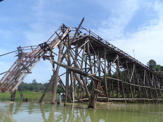 Die erst kürzlich renovierte 400 m lange Holzbrücke ist zusammengebrochen. Für die Bevölkerung bedeutet das, einen riesigen Umweg rund um den See zu ihrem Tempel machen zu müssen.