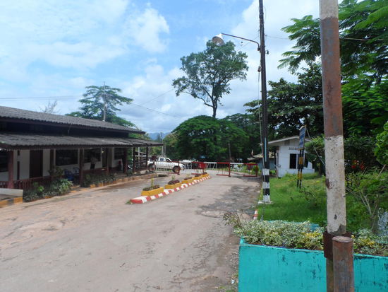 Die Grenze ist ziemlich unspektakulär - rüber dürfen wir trotzdem nicht.