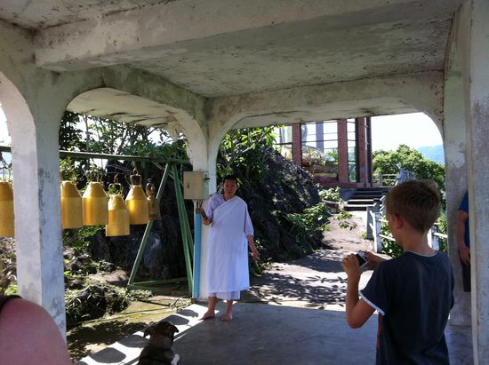 Die Nonne lädt uns zu einem kleine Schwätzchen ein und Maurits muss einmal jede dieser Glocken links anschlagen - bringt Glück.