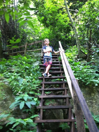 Der anstrengende Aufstieg über die Holzstufen wird mit einem grandiosen Ausblick belohnt.