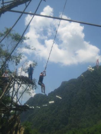 Chrissi beim Flying Fox. Hat sich wenigstens bis zur Mitte des Flusses halten koennen
