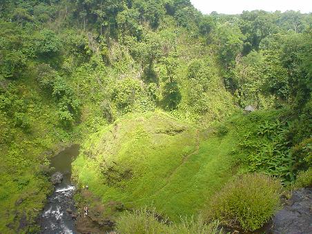 Faszinierende Landschaft zu Fuessen des Wasserfalls.