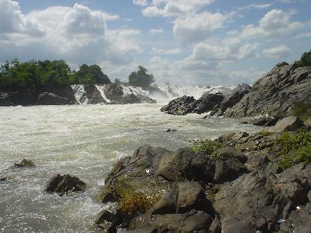 Ein schoener Abschluss in Laos...Waterfall beim Si Phan Don.