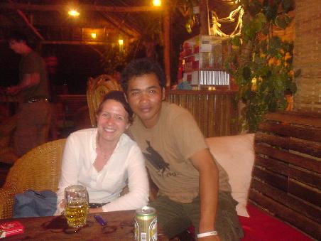 Chris mit LONG, unser- wie er sich nannte 'Best Looking TukTuk Driver in Town' beim gemuetlichen Feierabendbierle