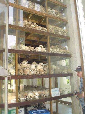 Ein Mahnmal beim Eingang der Killing Fields erinnert an die Haupthinrichtungsweise - das Enthaupten!