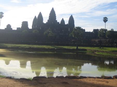 Um Angkor Wat bei Sonnenaufgang zu erleben, haben wir uns morgens um fuenf aus dem Bett gequaelt.