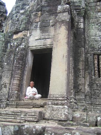 Moench am BAYON Tempel in Angkor Thom.