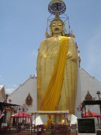 Luang Pho To im Phrasiayariyametri Tempel, eine 45m hohe Buddha Statue, auch The Standing Buddha genannt. Zum Fest der Erleuchtung Buddhas kleben die Thais Blattgoldblaettchen auf die Fuesse, was Glueck und Lebensfreude verheissen soll...