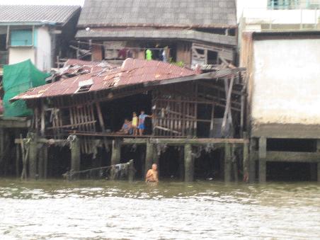 Armenviertel am Flussufer des Chao Phraya Rivers.
