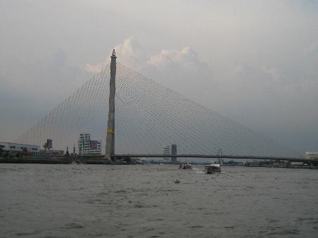 Imposante Bruecke uber den Chao Phraya River.