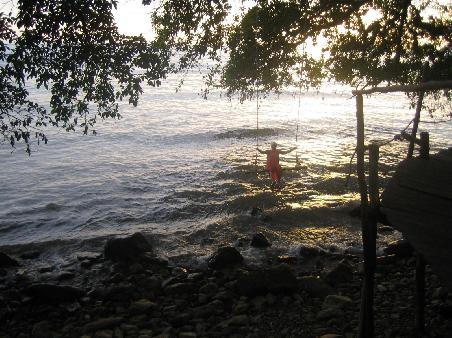 ..und Schaukeln ueberm Wasser...
