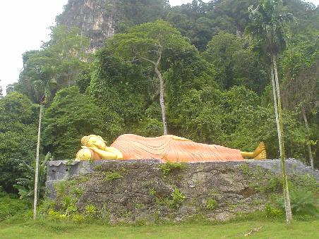 Dieser unerwartete Anblick des liegendenden Buddhas nach einer Kurve haette uns beinahe vom Roller geholt