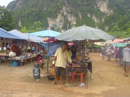 Kurzer Zwischenstopp - zum Unterstellen vorm kurzen Schauer und fuer Pat Thai zum Mittagessen - auf einem alltaeglichen Markt bei Krabi