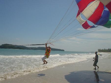 Bine beim Parasailing
Kommentar Bine: "Einfach ein Traum - der HAMMER!"