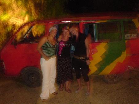 Nachtleben, natuerlich! Wir wechseln allabendlich zwischen Raggae-Bar und Strandbar. Hier vorm Bareigenen Pick-up-Bus. Night has just began